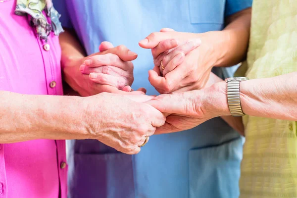 Altenpfleger Mit Zwei Seniorinnen — Stockfoto