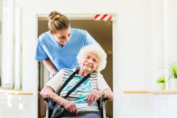 Cuidador Com Paciente Sênior Cadeira Rodas — Fotografia de Stock