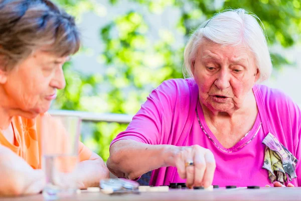 Due Signore Anziane Che Giocano Gioco Tavolo Casa Riposo — Foto Stock