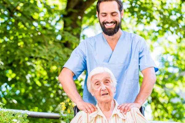 Geriatrisk Sjuksköterska Ger Äldre Kvinna Massage — Stockfoto