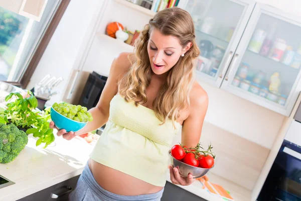 Schwangere Ernährt Sich Gesund Mit Gemüse Und Obst — Stockfoto