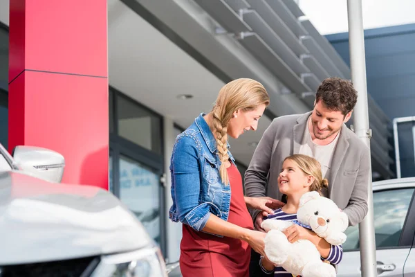 Mãe Pai Filho Comprando Carro Concessionária Novo Automóvel Familiar — Fotografia de Stock