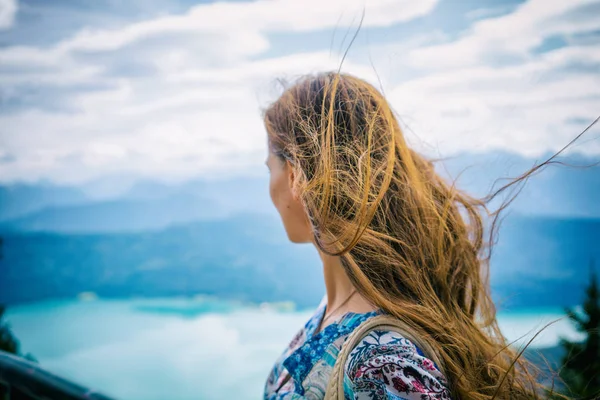Γυναίκα Στα Βουνά Alp Κοιτάζοντας Walchensee — Φωτογραφία Αρχείου