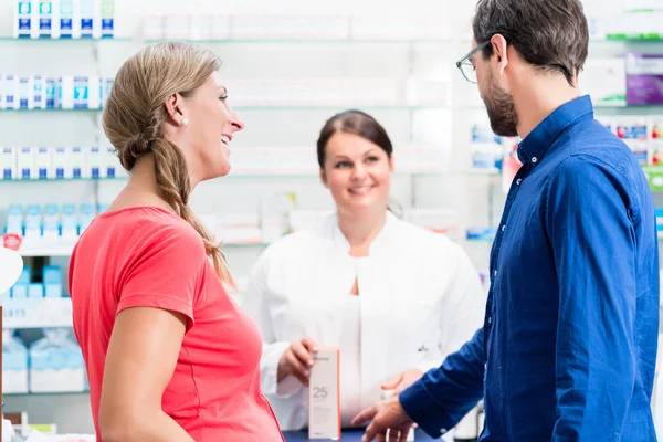 Mujer Hombre Comprando Drogas Farmacia Siendo Aconsejados Por Boticario —  Fotos de Stock