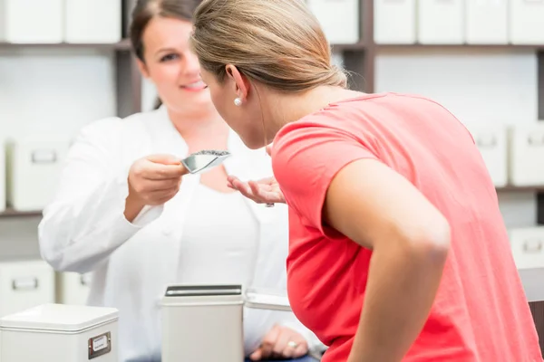 Vrouw Winkelen Thee Kruiden Bij Kruidkundige Shop — Stockfoto