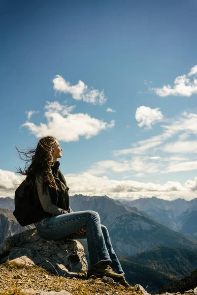 Donna Escursione Montagna Avendo Riposo Seduto Sulla Roccia Guardando Nella — Foto Stock