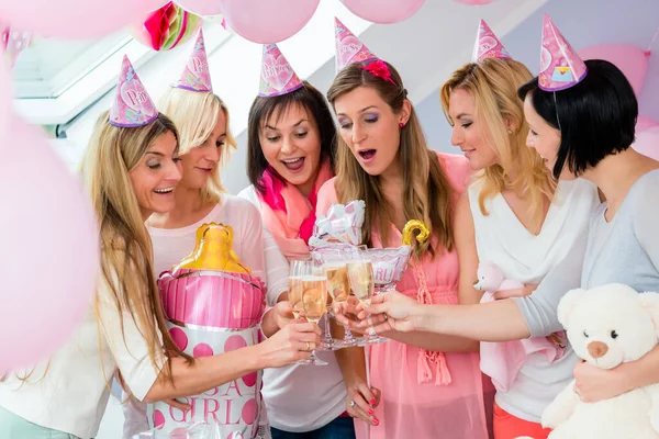 Zwangere Vrouw Ontvangt Geschenken Baby Shower Vieren Samen Met Haar — Stockfoto