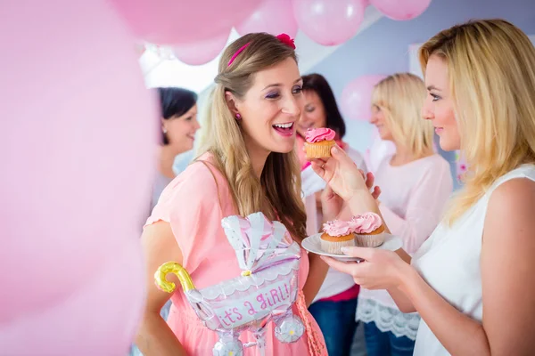 Esperando Madre Comiendo Rosado Cupcake Baby Shower Party — Foto de Stock