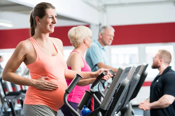 Mulher Grávida Idosos Treinando Cross Trainer Ginásio — Fotografia de Stock