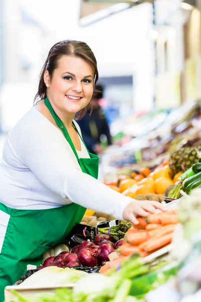 Verkäuferin Mit Obst Und Gemüse Auf Dem Flohmarkt — Stockfoto