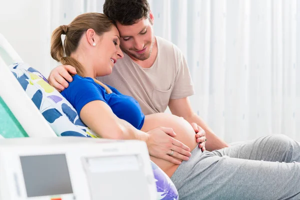 Pregnant Woman Delivery Room Her Man — Stock Photo, Image