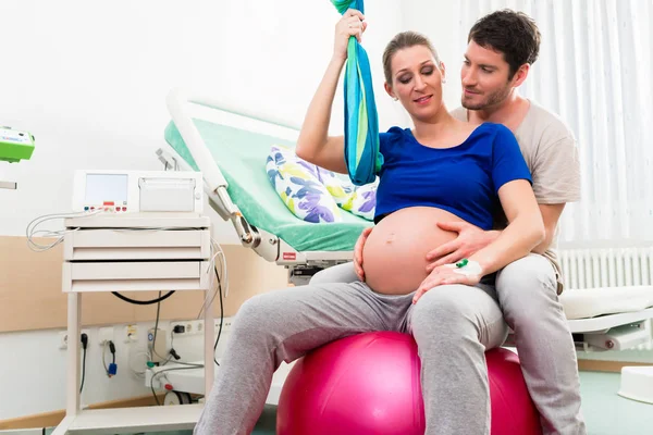 Gravid Kvinna Och Man Förlossningsrum Sjukhus — Stockfoto