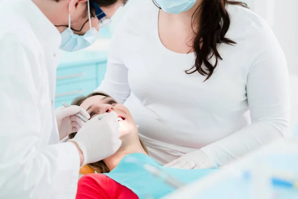 Zahnarzt Behandelt Patientin Praxis Zusammen Mit Zahnarzthelferin — Stock Photo, Image