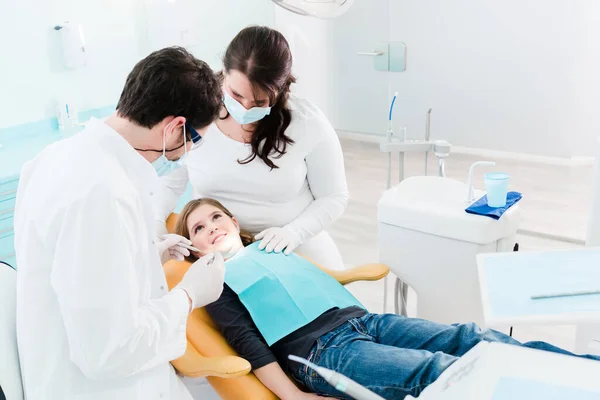 Dentysta Trearing Dziecko Jego Gabinecie Jest Bez Potrzeby Wiercenia Zęba — Zdjęcie stockowe