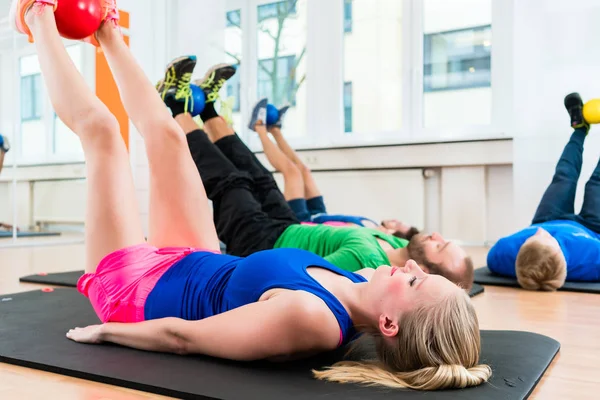 Spor Salonundaki Sporcular Spor Salonundaki Toplarla Yerde Fiziksel Egzersiz Yapıyorlar — Stok fotoğraf