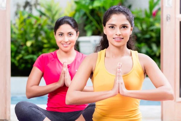 Två Unga Kvinnor Sitter Mattor Lotusställning Yoga Praktiken Inomhus — Stockfoto