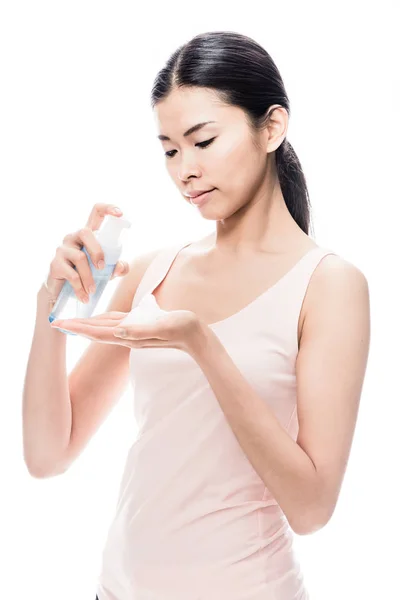 Jovem Bela Mulher Asiática Derramando Mão Espuma Cosmética Para Cuidados — Fotografia de Stock