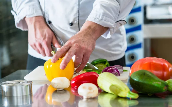 Chef Cutting Vegetables His Restaurant Kitchen — Stock Photo, Image