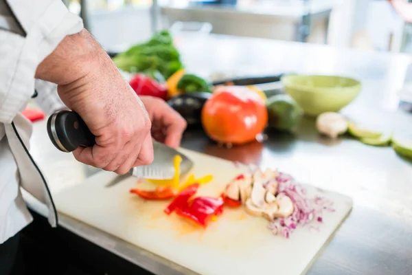 Chef Cortando Cebollas Verduras Para Preparar Para Cocinar — Foto de Stock