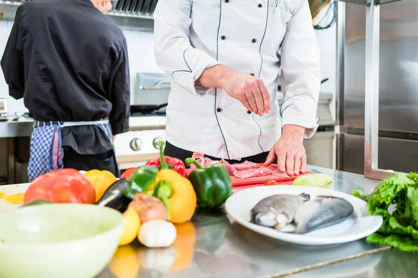 Chef Poniendo Sal Pescado Mientras Cocina Cocina Sazonando Comida — Foto de Stock