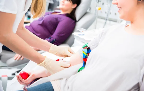 Enfermeira Departamento Recolha Sangue Mulher Dadora — Fotografia de Stock