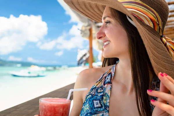 Mujer Ropa Playa Disfrutando Bebida Cafetería Playa Mar — Foto de Stock