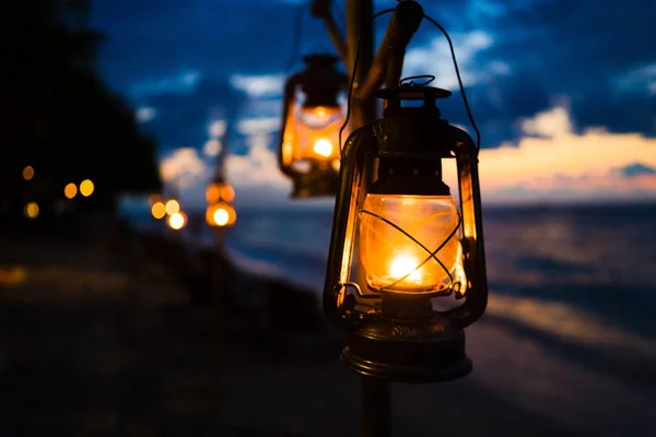 ロマンチックなシーンを照らすランタンと島のビーチで日没 — ストック写真