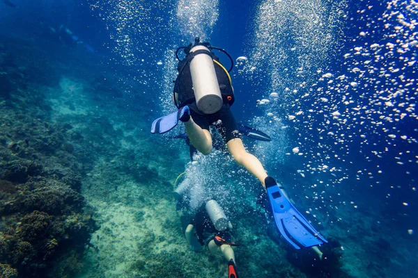 海水の下のサンゴ礁でダイバーから発生する気泡 — ストック写真