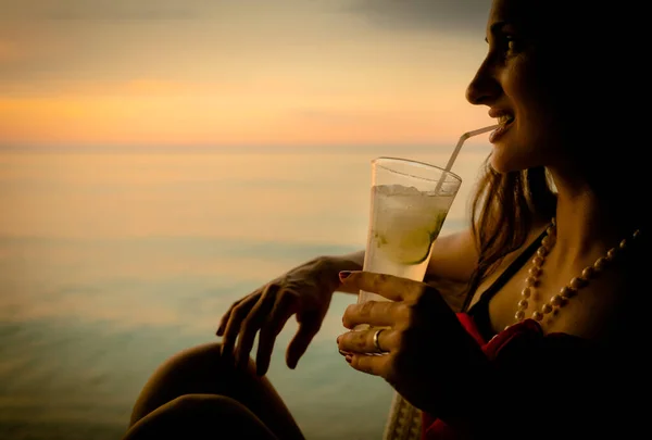 Donna Turista Vacanza Estiva Bere Cocktail Tramonto — Foto Stock