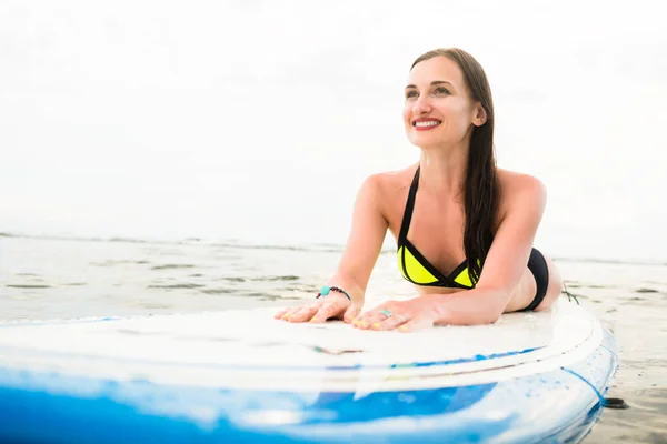 Γυναίκα Surfer Κωπηλασία Επιρρεπείς Ιστιοσανίδα Στην Ανοιχτή Θάλασσα Για Σέρφινγκ — Φωτογραφία Αρχείου