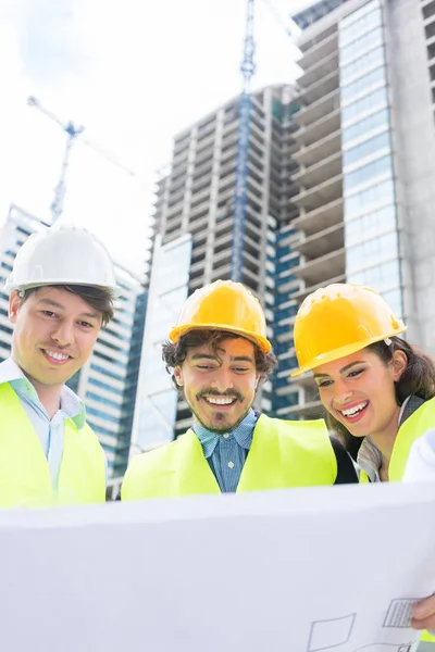 Arquitetos Engenheiros Civis Com Terreno Canteiro Obras Prédio Arranha Céus — Fotografia de Stock