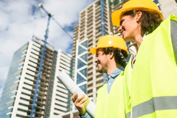 Engenheiros Construção Supervisionando Progresso Projeto Construção — Fotografia de Stock