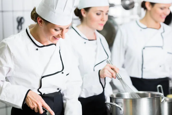 Chefs Femeninos Trabajando Cocina Industrial Cantina —  Fotos de Stock