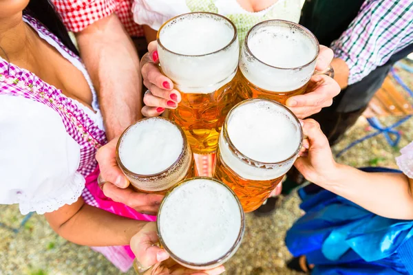 Bicchieri Clinking Con Birra Nel Giardino Della Birra Bavarese Primo — Foto Stock