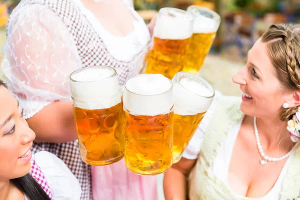 Close Garçonete Roupas Baviera Servindo Cerveja Cinco Copos Cerveja Para — Fotografia de Stock