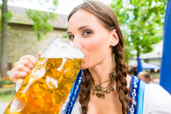 Femme Portant Dirndl Boit Bière Dans Jardin Bière Bavarois — Photo