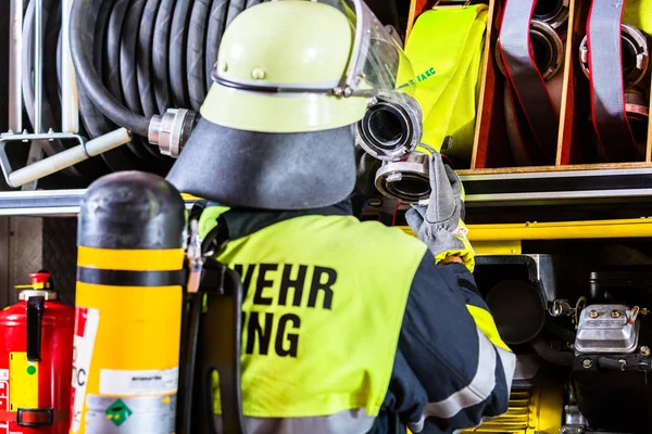 Pompier Avec Protection Respiratoire Réservoir Oxygène — Photo