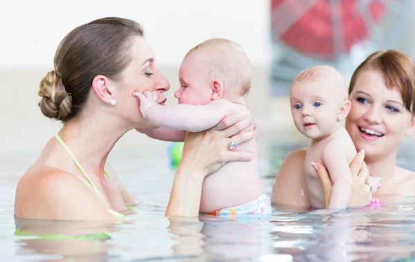 幼稚园泳道的新生儿及其妈妈 — 图库照片