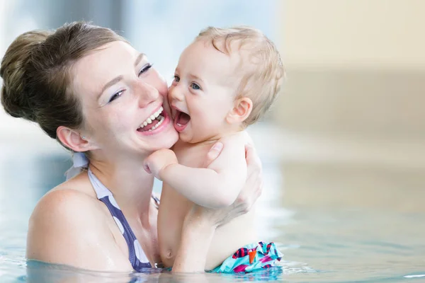 在婴儿游泳课上妈妈和她的新生孩子 — 图库照片
