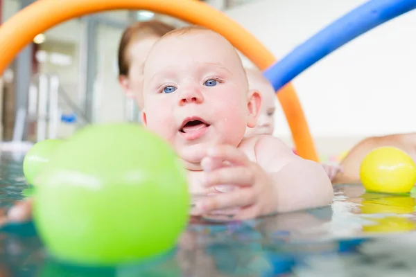 Neonato Piscina Lezione Nuoto Infantile Raggiungere Palla Acqua — Foto Stock