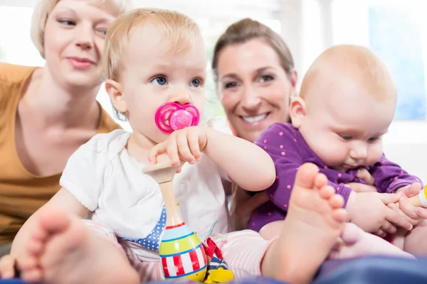 Bebês Com Chupeta Grupo Crianças Brincando Com Brinquedos — Fotografia de Stock