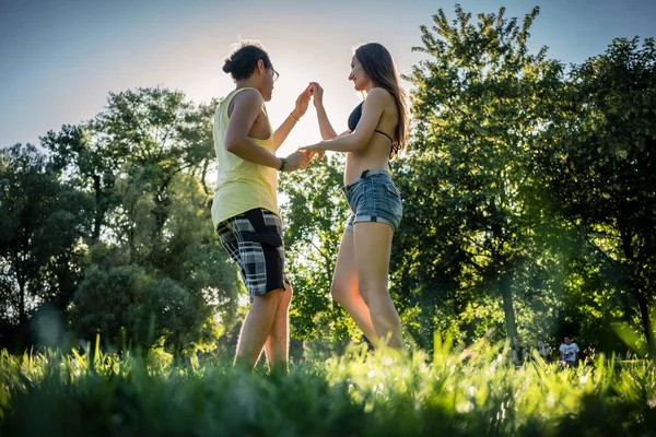 Mann Convirtiendo Mujer Bailando Hierba Parque Verano — Foto de Stock