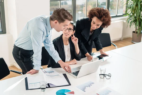 Tre Membri Giovane Team Professionisti Che Lavorano Insieme Una Moderna — Foto Stock