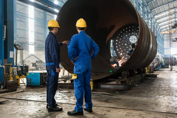 Dos Trabajadores Experimentados Supervisando Fabricación Cilindro Metálico Interior Una Fábrica — Foto de Stock