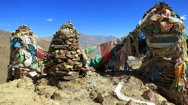 Mani Cairn Decorado Con Banderines Colores —  Fotos de Stock