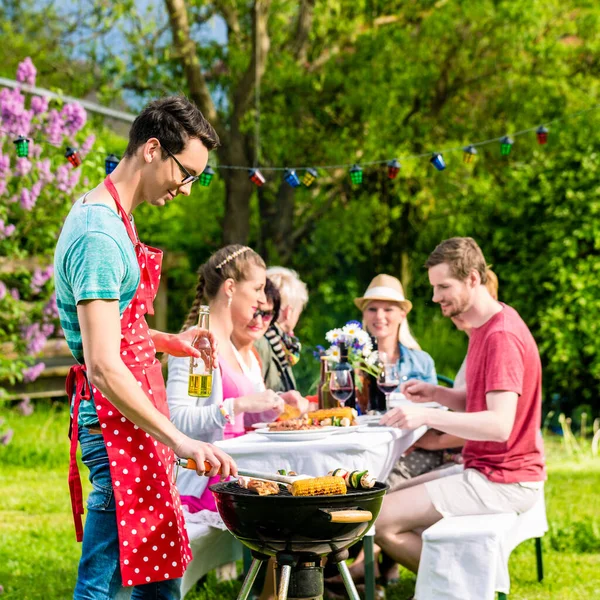 Hombre Asar Carne Jardín Barbacoa Fiesta Fondo Amigos Comer Beber —  Fotos de Stock