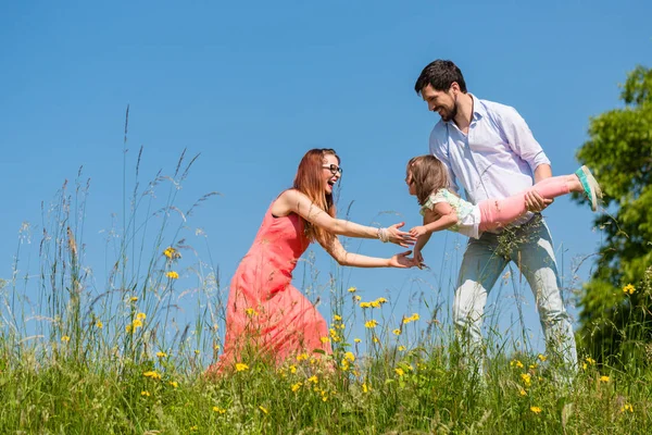 Familia Prado Jugando Con Pequeña Hija — Foto de Stock