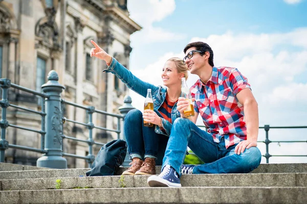 観光客女性男性ビールとベルリンの博物館島の橋からの眺めを楽しむ — ストック写真