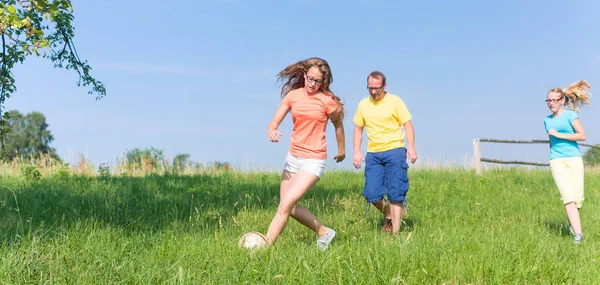 Família Jogando Futebol Prado Verão — Fotografia de Stock