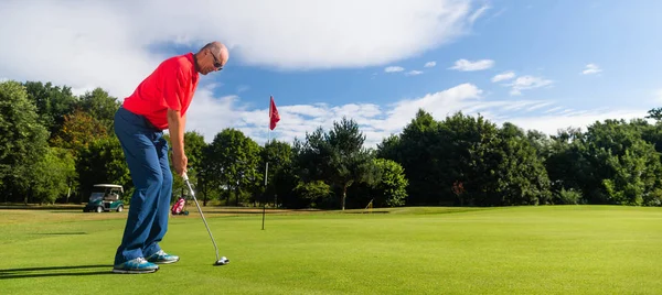 Senior Golfe Jogando Homem Colocando Verde — Fotografia de Stock